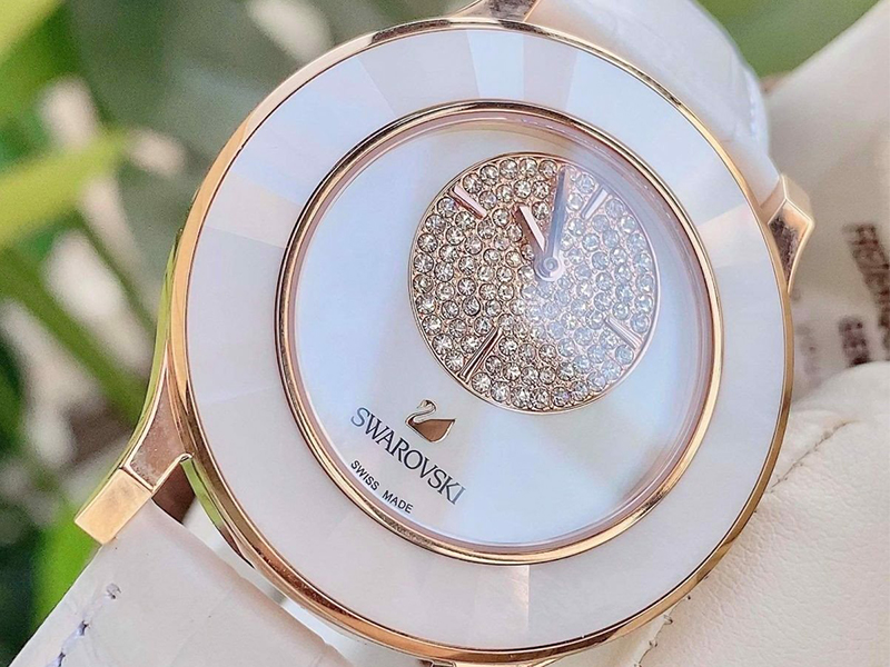 Tên thương hiệu và logo trên mặt đồng hồ